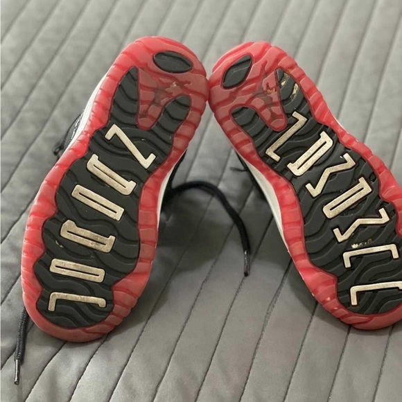 Kids Jordan 11 Breds - Picture 5 of 6